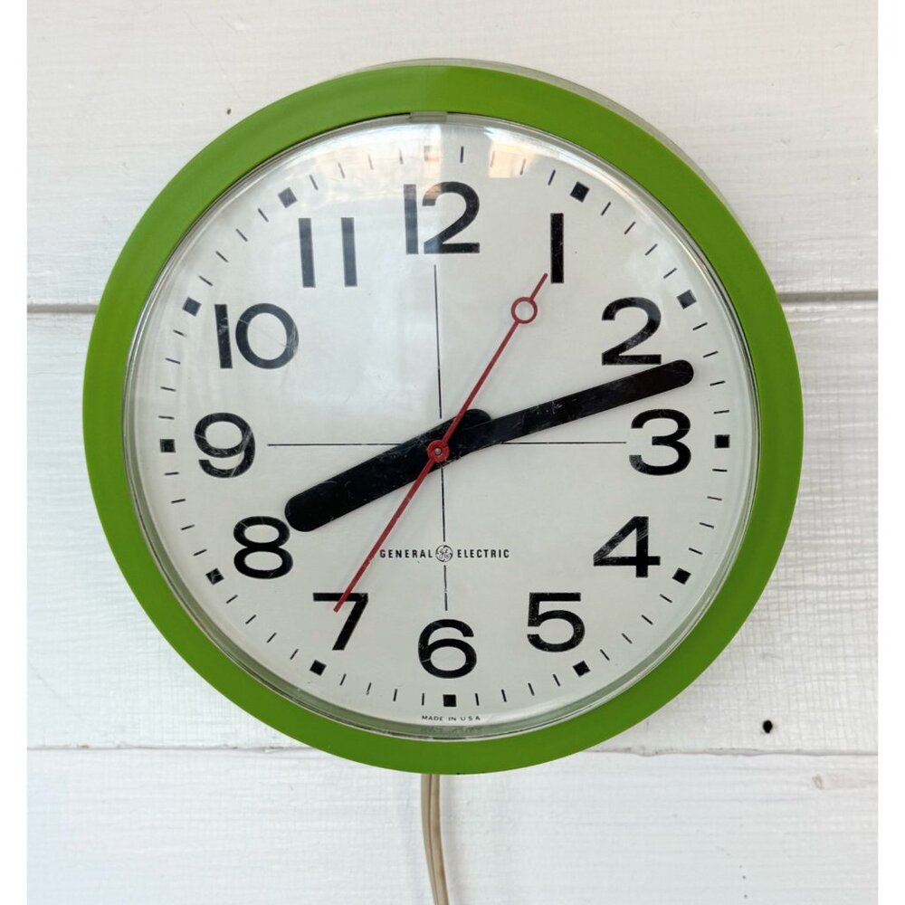 Vintage 70's General Electric Retro Lime Green Wall Clock Model 2174 Works